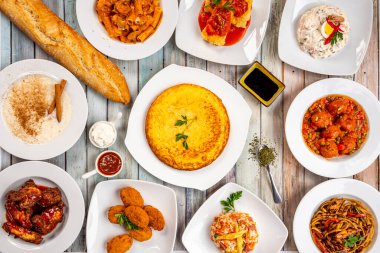 İspanyol tapas ve füzyon tavernasında popüler yemek takımları. Rus salatası, patates omleti, sütlü pirinç, soslu rulo köfte, morina kroket, barbekü kanadı..