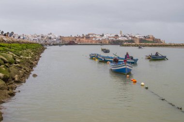 Rabat şehrinin eteklerindeki balıkçılar, Fas 'ın başkenti Bou Regreg nehrinin ağzında.