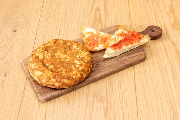 Tortilla Española Para Desayunar Con Pan Tumaca Una Mesa Madera — Foto de Stock
