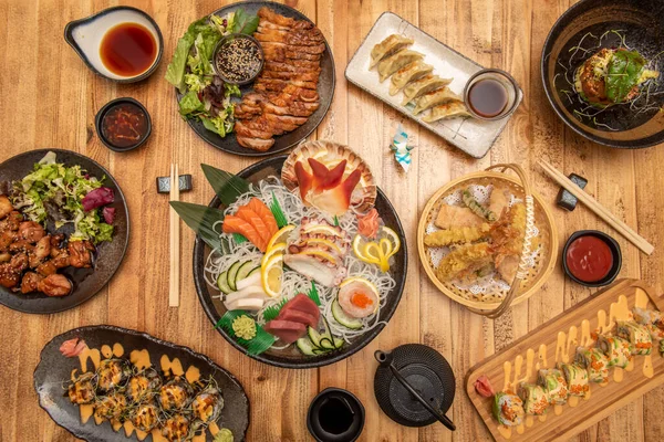 Sushi Teller Und Chinesisches Essen Auf Einem Holztisch Nigiri Und — Stockfoto