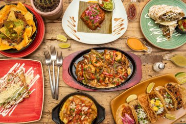 Popüler Meksika yemeklerinden oluşan harika yemekler. Çeşit çeşit tako, sığır eti teli, karides fajitası, altın tako, Meksika mezesi ve biberli nachos, tam burrito, quesadilla.