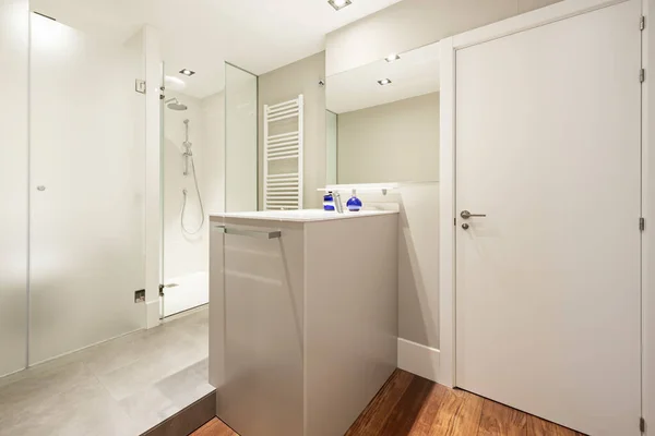Luksusowa Łazienka Domu Wakacyjnym Oddzielnym Prysznicem Wyspa Umywalką Drewniana Podłoga — Zdjęcie stockowe
