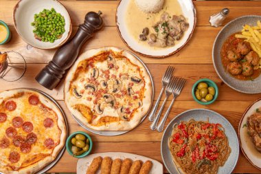 Üstünde vanilyalı dondurma ve meşe ağacında bisküvi kumu olan ev yapımı cheesecake.