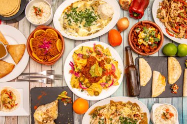 Avokado guacamole soslu nachos, tam burrito, mısır tacos al pastor, cochinita pibil. Tavuk teli, fajista, altın taco, pico de gallo ile pirinç