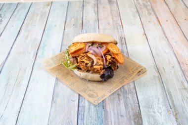 Sanguchon, sandviç, tipik Peru tavşanı ve sebzeli gazete kağıdı.