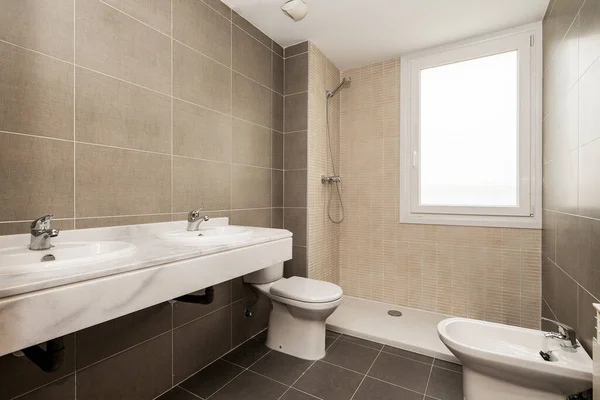 Apartment Bathroom Gray Beige Tiles White Marble Countertop Gray Veins — Zdjęcie stockowe