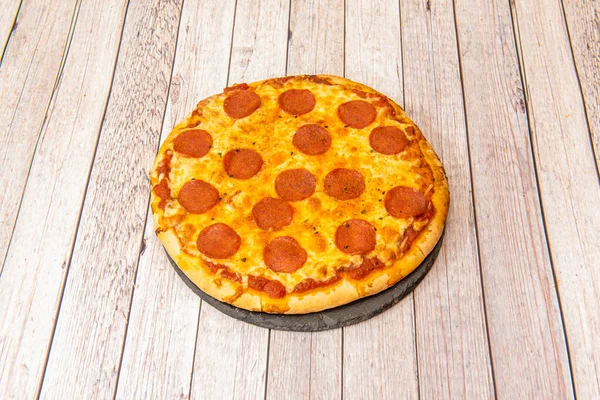 Pizza Diavola Estilo Italiano Picante Com Pepperoni Placa Ardósia Preta — Fotografia de Stock