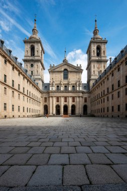El Escorial Manastırı 'nın iç cephesi. İç geçit töreni alanı. Granit, taş, kaya, mimari.