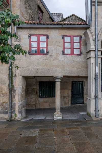 Galiçya deniz şehirlerinin karakteristik taş binaları. Eski Pontevedra kasabası. Galiçya, İspanya.