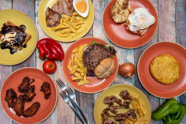 Geleneksel İspanyol yemekleri seti. Kuzu pirzolası, patates omleti, ev yapımı patates fileto, vanilyalı gözleme, patatesli XI hamburger..