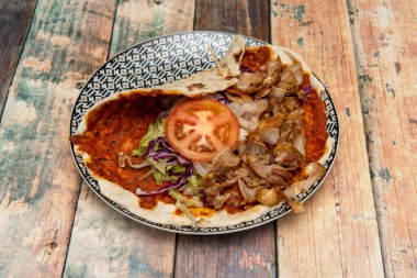 Lahmacun, kuzu kebablı, domates dilimli, beyaz soğanlı, güzel tabakta mor lahanalı Arap şef tarafından pişirilir.