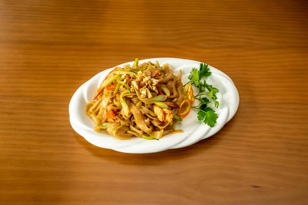 Dicke Nudeln Mit Würzigem Pad Thai Rezept Mit Garnelen Nüssen — Stockfoto