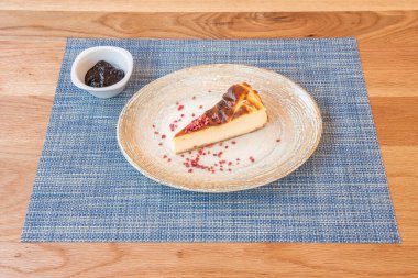 Çıtır çilekli cheesecake ve kırmızı böğürtlen reçeli mavi ve meşe ağacından yapılmış.