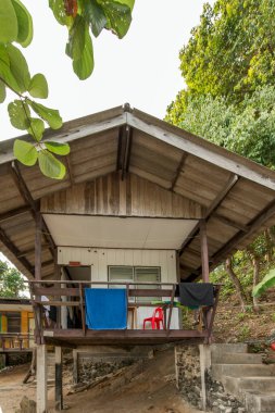 Ao Sane sahilinde, ormanın ortasında ve suya çok yakın ucuz bungalovlar..