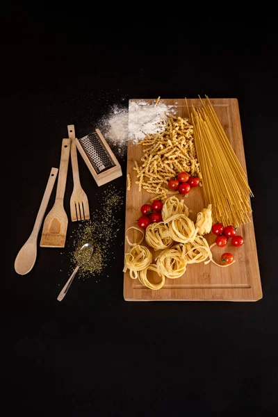 Wooden Kitchen Utensils Fresh Raw Italian Pasta Cherry Tomatoes Oregano — Stock Photo, Image