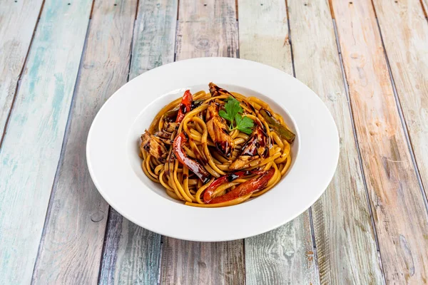 Fideos Salteados Con Montón Solomillo Res Montón Tomates Pimientos Rojos —  Fotos de Stock