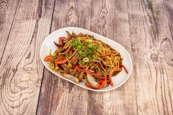 Fideos Peruanos Con Tiras Lomo Trozos Cebolla Tomate Pimiento Rojo —  Fotos de Stock