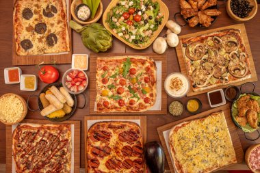 Peynirli, mantarlı, çeşitli vişneli domatesli, taze roka, çiğ enginar, tavuklu salata, tavuk kanadı, köri ve domates soslu, patlıcan ve parça jambon..