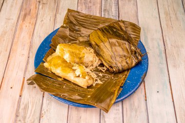 Muz yapraklarına sarılı tavuk etiyle doldurulmuş Tamale.