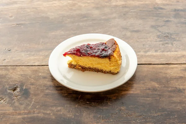 과어두운 비스킷 딸기와 블루베리 곁들인 케이크 의부드러운 — 스톡 사진