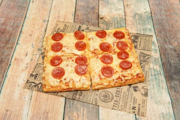 Pizza Diavola Rectangulaire Divisée Portions Avec Même Quantité Salami Dans — Photo