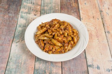 Beyaz porselen tabakta baharatlı etli Çin patlıcan güveci.