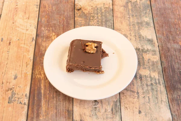Portion Schokoladen Brownie Kuchen Mit Einer Kalifornischen Nuss Auf Weißem — Stockfoto