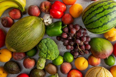Toptan meyve ve sebze. Piel de sapo kavun, yeşil brokoli, kırmızı karpuz, kırmızı üzüm, limon, olgun şeftali, nektarin ve avokado, mango ve biber.