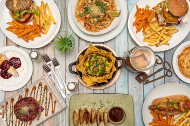 Yemeklerin en üst görüntüsü. Guacamole ve jalapenos, gyozas, dim sum, hamburguesa ile patates, kırmızı orkinos, tagliatelle ile fındık, anahtar, çatal, cheesecake