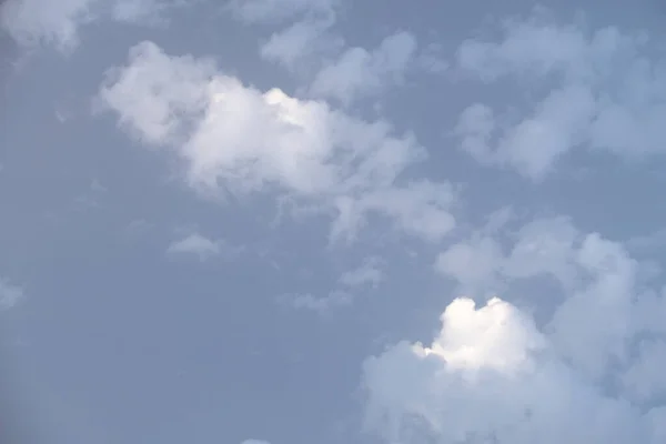 Облака Водяного Пара Солнечным Лучом Касаются Гребня Пары Мягким Голубым — стоковое фото