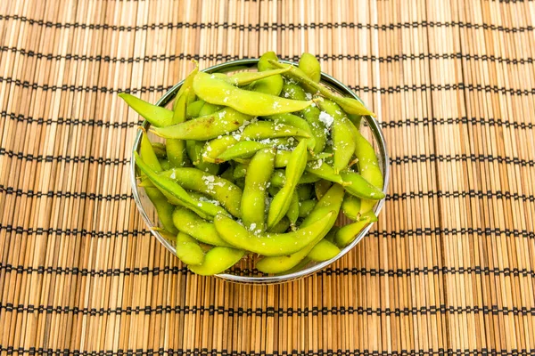 Bowl Cristal Con Filo Metalico Lleno Edamame Con Escamas Sal — Fotografia de Stock