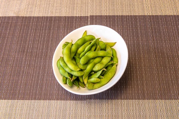 Tigela Branca Com Edamame Asiático Vagens Toalha Mesa Plástico — Fotografia de Stock