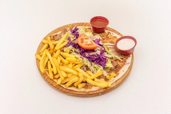 Mor Lahana Marul Domates Kuzu Kızartmalı Türk Lahana Pizzası — Stok fotoğraf