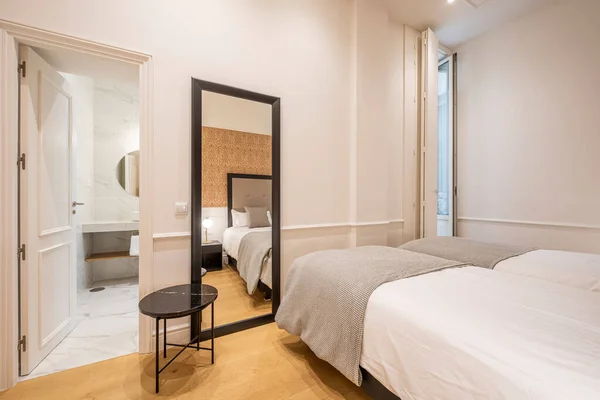 Yataklı Yatak Odası Süitli Banyosu Var Tatilde Kiralık Dairede Geniş — Stok fotoğraf