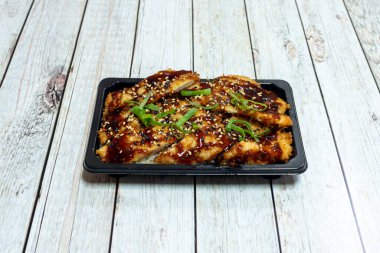Teriyaki soslu tavuk göğsü filetosu, susam tohumu ve haşhaş tohumlu beyaz pirinç.