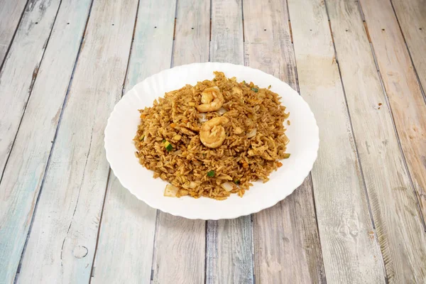 Smažená Rýže Zeleninou Krevetami Mrholením Sójovou Omáčkou Vařená Šéfkuchařem Čínské — Stock fotografie