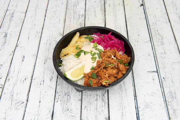 Tigela Pibil Cochinita Mexicana Com Iúca Frita Arroz Branco Frango — Fotografia de Stock