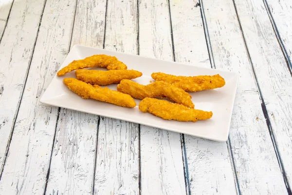 Bandeja Branca Com Porção Dedos Frango Assados Fritos Mesa Branca — Fotografia de Stock