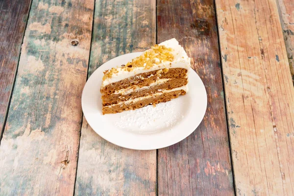 Heerlijk Portie Worteltaart Met Drie Lagen Spons Cake Met Noten — Stockfoto