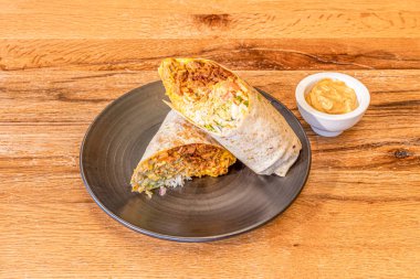 Meksika dürümü taco al pastor soslu buğday tortilla.