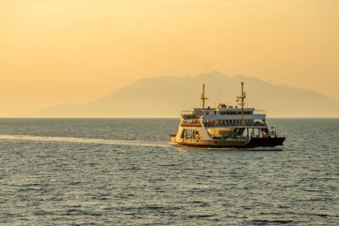Türkiye ile Ege Denizi 'ndeki bir Türk adası arasında küçük bir feribotla sakin bir yaz öğleden sonrası seyahati