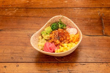 Mango ve ananaslı somon salatası, olgun avokado, wakame yosun salatası, kırmızı soğan, dilimlenmiş turp ve safran.