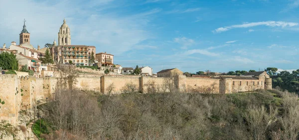 Kilátás Város Segovia Katedrális Torony Egy Nagy Fal Előtérben Egy — Stock Fotó
