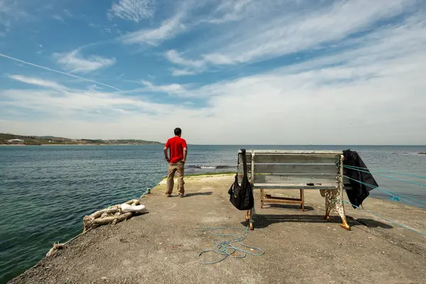 Hombre Observando Horizonte Del Mar Negro Muelle Pescadores Turcos Ciudad — Foto de Stock