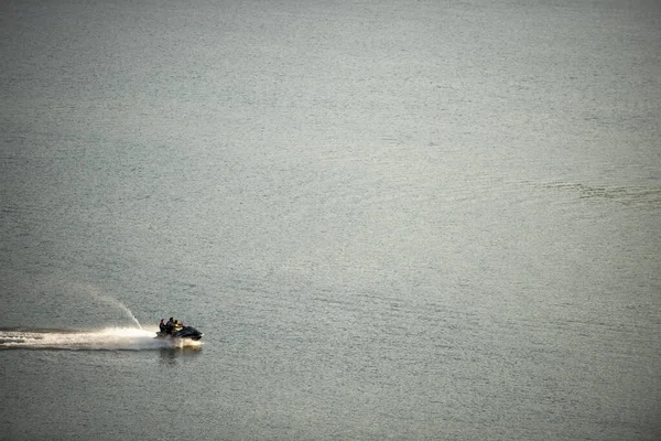Tutta Velocità Una Moto Acqua Sulla Superficie Lago Senza Onde — Foto Stock