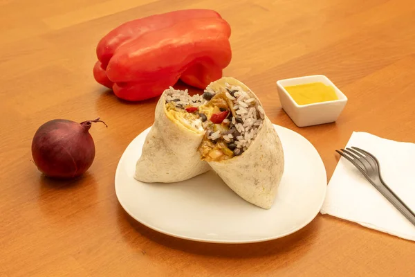 Lecker Aussehender Mexikanischer Burrito Mit Schwarzen Bohnen Weißem Reis Fleisch — Stockfoto