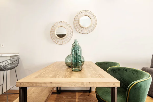 Table Bois Veiné Miroirs Sur Mur Grands Vases Chaises Tapisserie — Photo