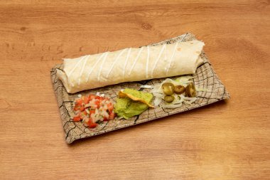 Kuzey İspanya 'nın dağları, Las Medulas, kırmızı kireçtaşı arazisi, yemyeşil meşe ağaçları, kestane ağaçları ve meşe ağaçları ile çevrili.