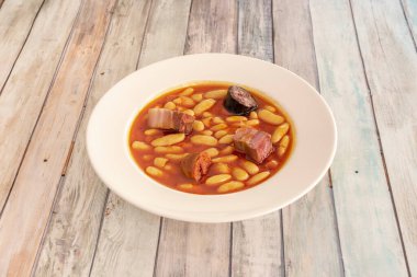 Büyük beyaz fasulyeli, domuz pastırmalı, sucuklu ve kara pudingli Asturian masalının popüler İspanyol tarifi.