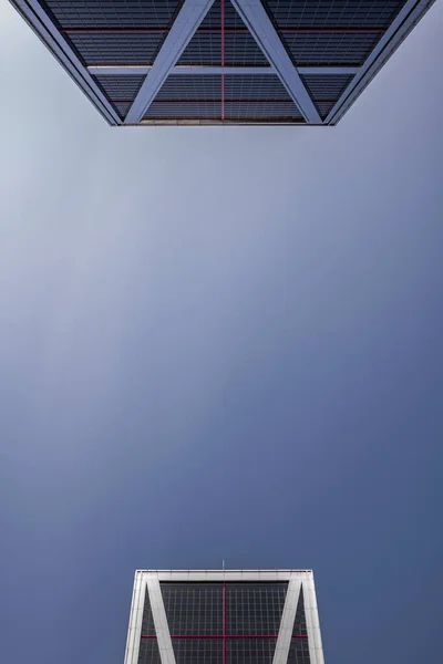 마드리드의 스카이라인에 유리와 금속으로 꼭대기 — 스톡 사진